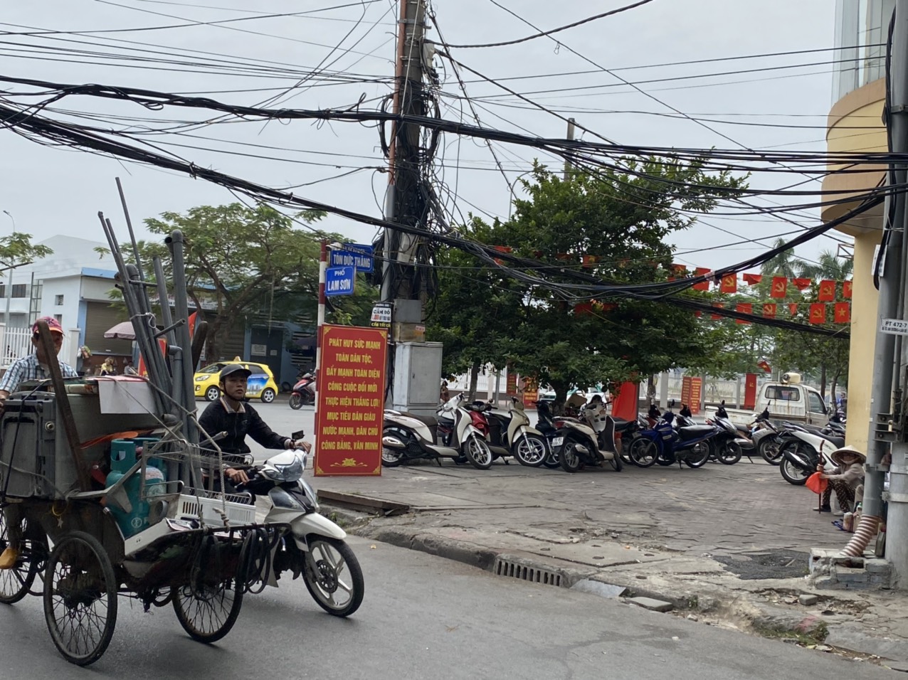 Nguy cơ mất an toàn giao thông hệ thống dây điện, cáp quang  chằng chịt ở một  số tuyến đường  trên địa bàn Thành phố.